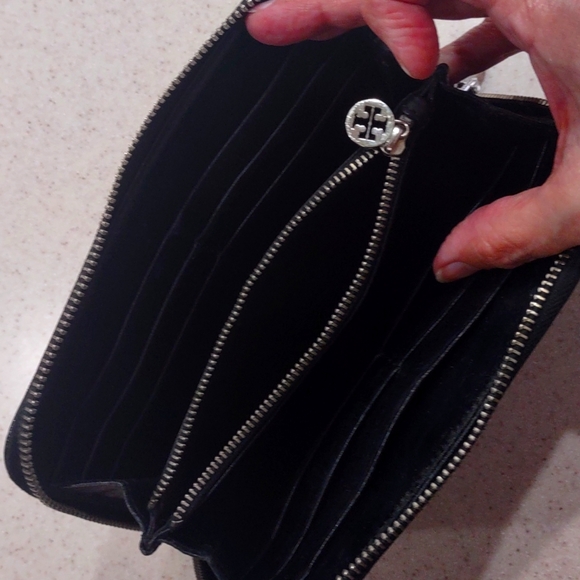 Tory Burch Miller Black Patent Leather Zip Around Continental Wallet EUC - Picture 8 of 13